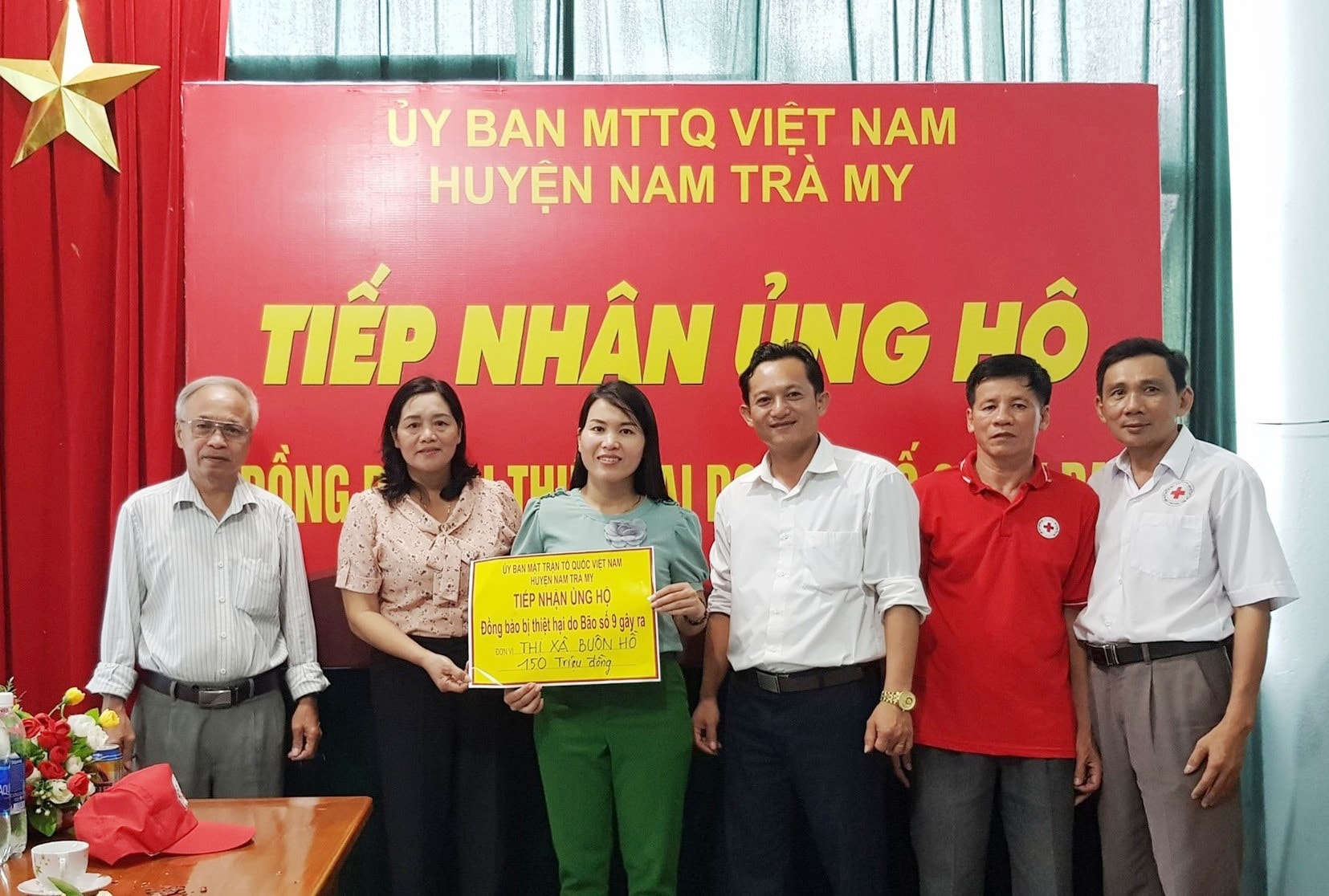 Đoàn công tác Thị xã Buôn Hồ trao quà cho nhân dân huyện Nam Trà My.