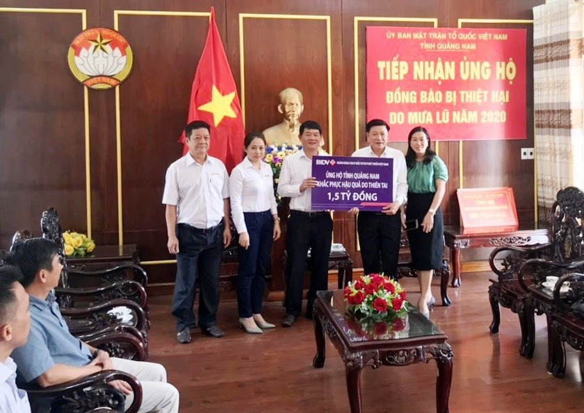 Đại diện Ngân hàng TMCP Đầu tư và phát triển Việt Nam trao số tiền 1,5 tỷ đồng cho đại diện MTTQ Việt Nam tỉnh Quảng Nam.