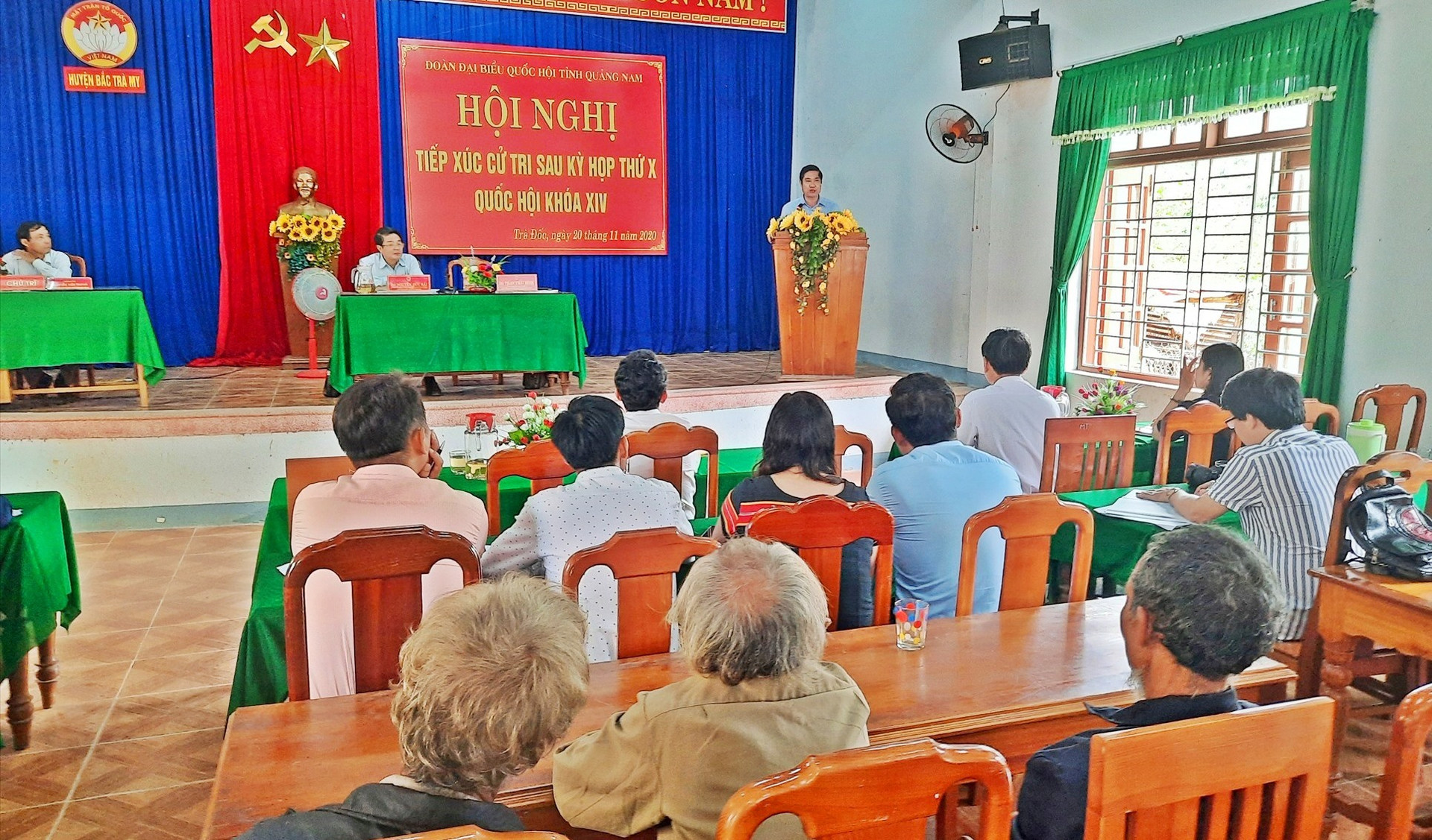 Đại biểu Quốc hội Phan Thái Bình trả lời các kiến nghị của cử tri xã Trà Đốc. Ảnh: ĐOÀN ĐẠO