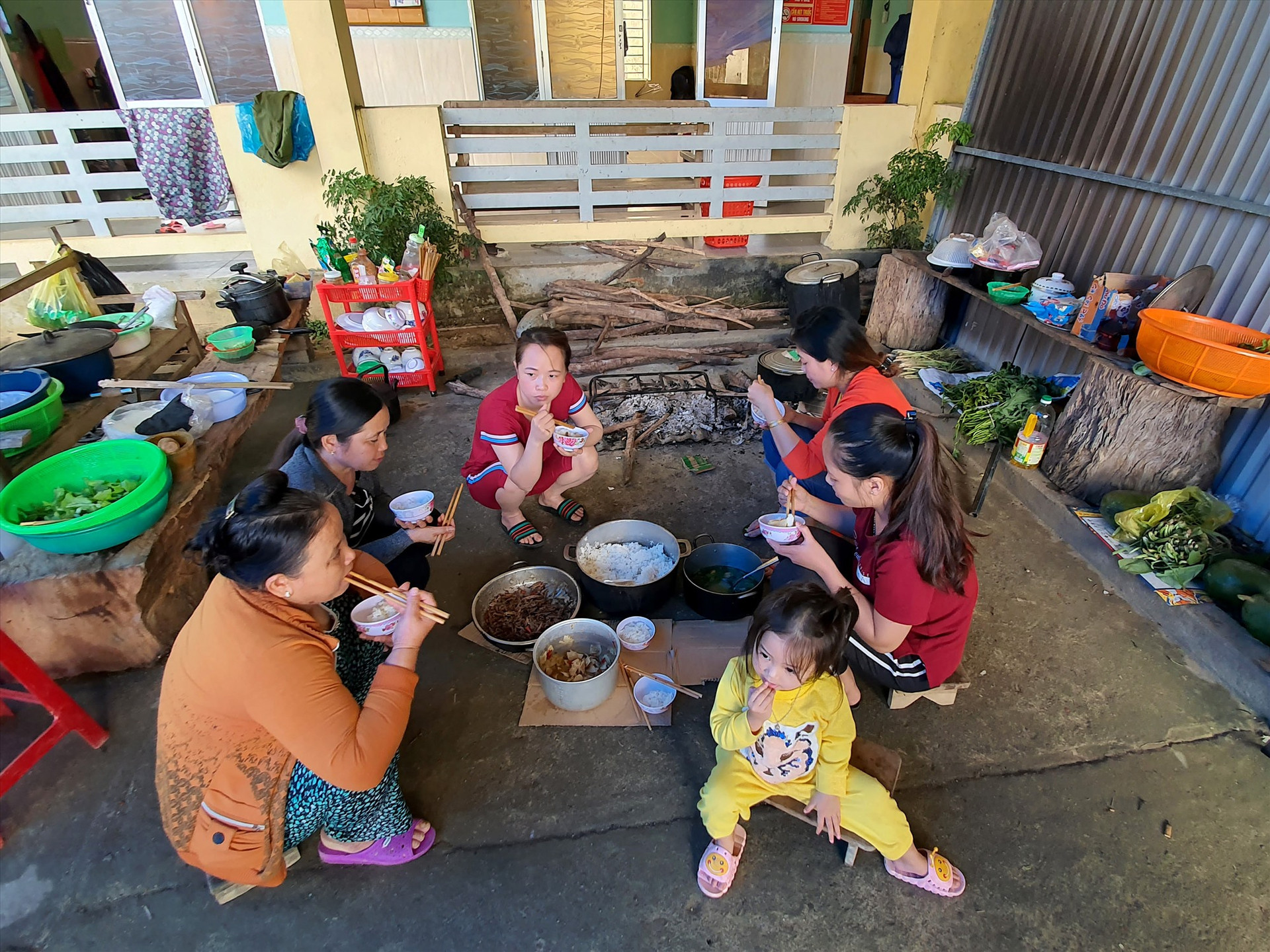 Bữa cơm trưa của những người phụ nữ ở trạm y tế xã Phước Thành. Chồng con của họ đã đi nhận hàng cứu trợ. Ảnh: T.C
