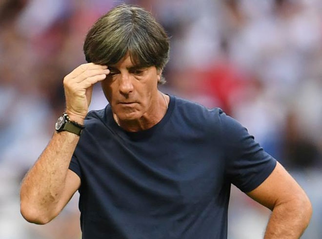 HLV Joachim Low thất vọng sau thất bại 0-6 của Đức trước Tây Ban Nha. Ảnh: DW