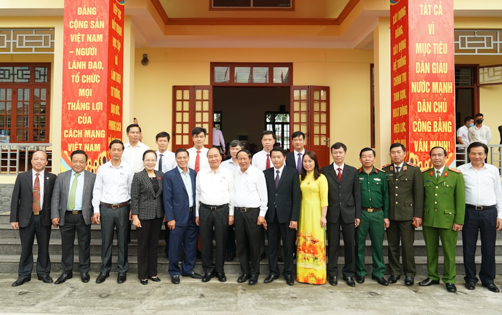 Thủ tướng Nguyễn Xuân Phúc và các đại biểu Quốc hội, cử tri TP. Hải Phòng. Ảnh: VGP/Quang Hiếu 