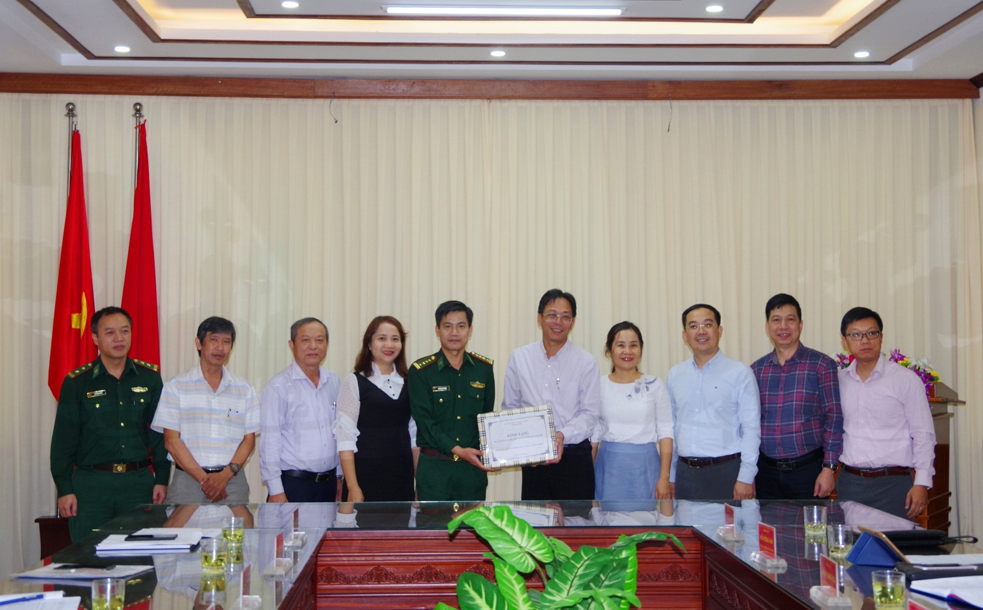 Bộ Thông tin và Truyền thông tặng xuất bản phẩm, CD, tờ gấp tuyên truyền pháp luật cho BĐBP tỉnh và các xã có đường biên giới giáp Lào của tỉnh Quảng Nam.