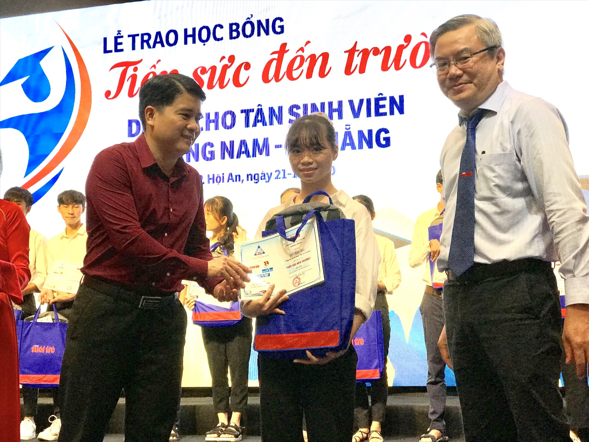 Phó Chủ tịch UBND tỉnh Trần Văn Tân đại diện ban tổ chức trao học bổng cho tân sinh viên. Ảnh: Q.T