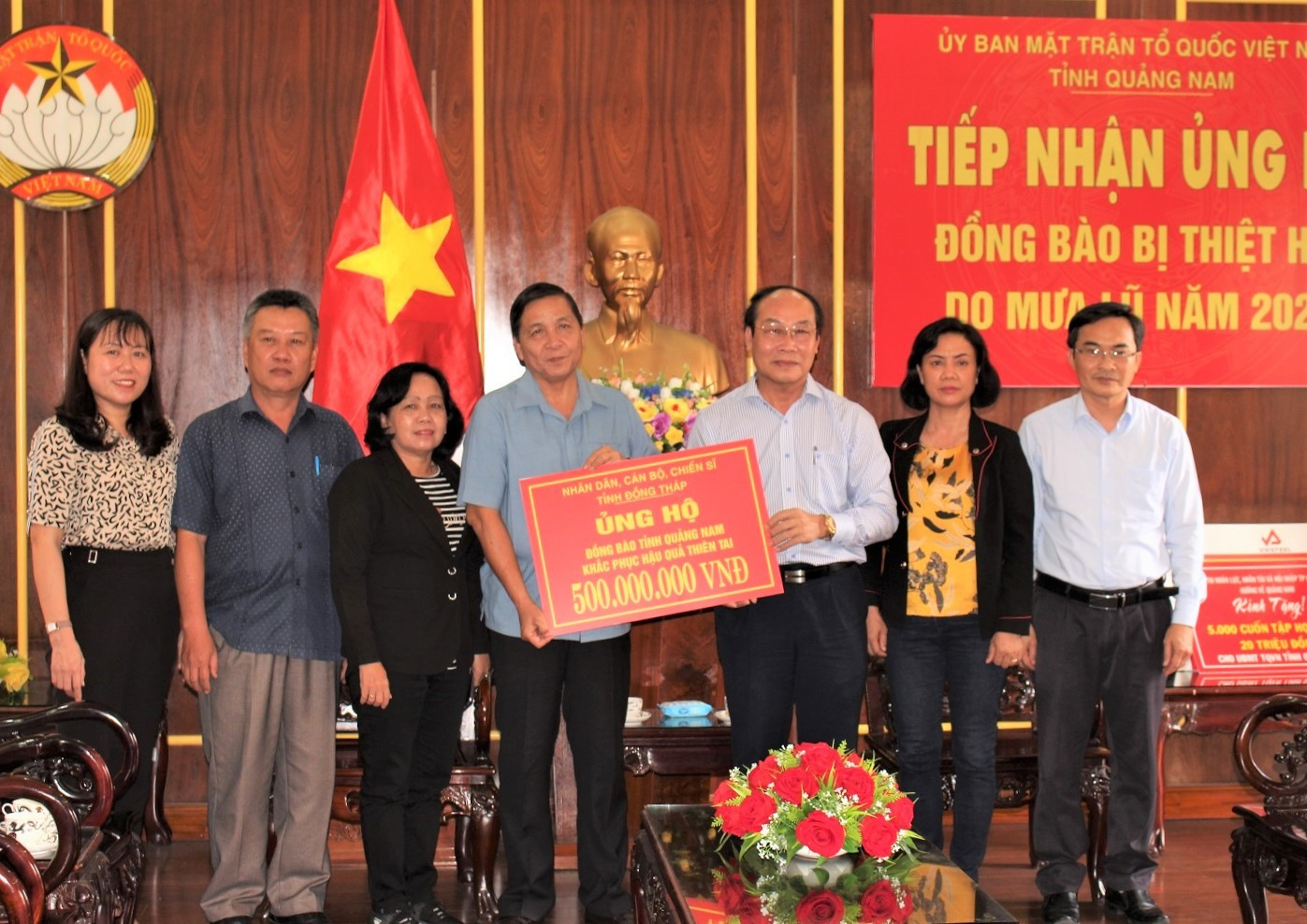 Ủy ban MTTQ Việt Nam tỉnh tiếp nhận nguồn ủng hộ từ tỉnh Đồng Tháp. Ảnh: V.A