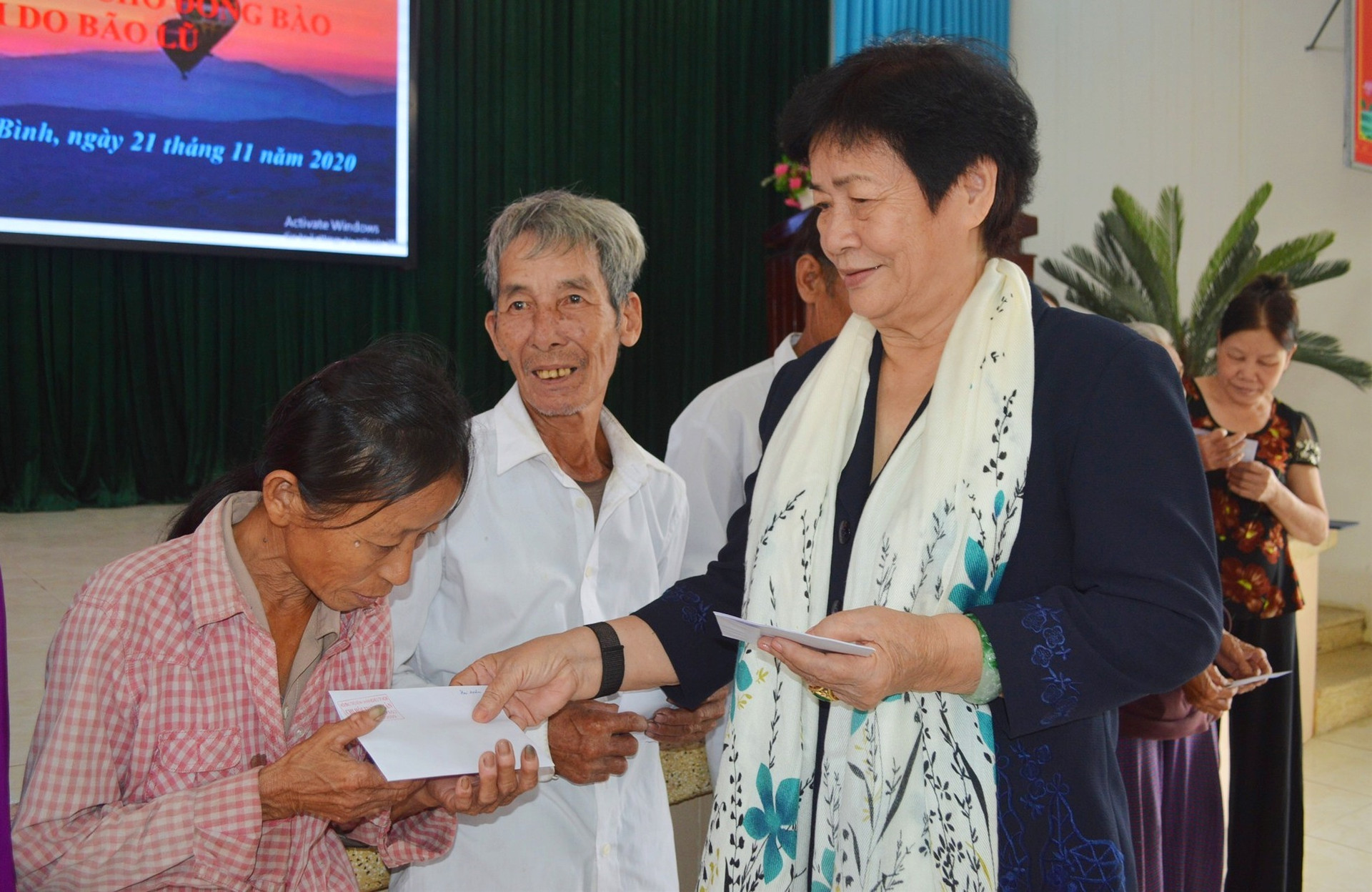 Bà Lê Thị Vân trao quà hỗ trợ cho người dân huyện Thăng Bình