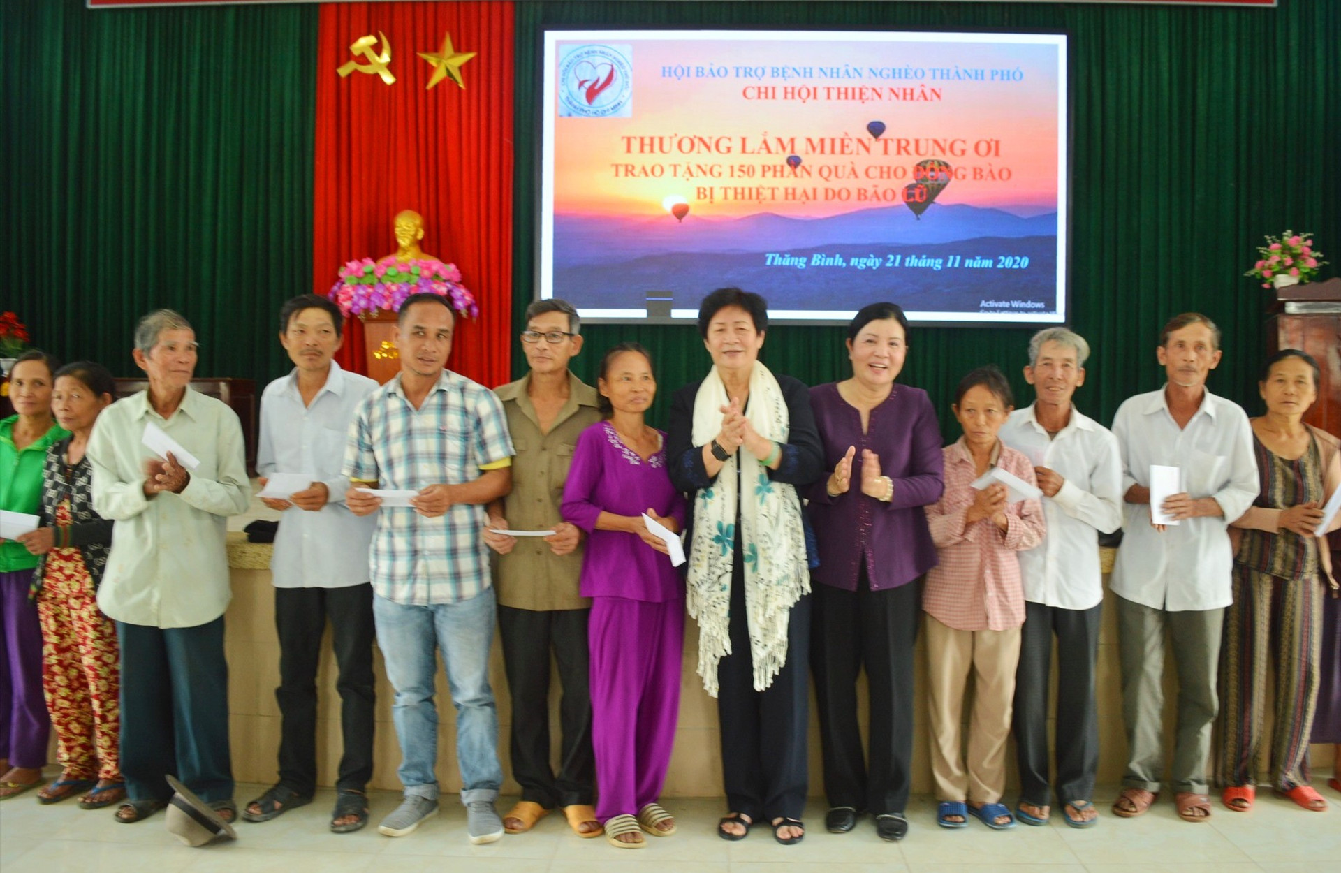 Đoàn từ thiện đã tiến hành trao 230 suất quà và tiền mặt cho người dân Thăng Bình và Duy Xuyên trị giá gần 500 triệu đồng