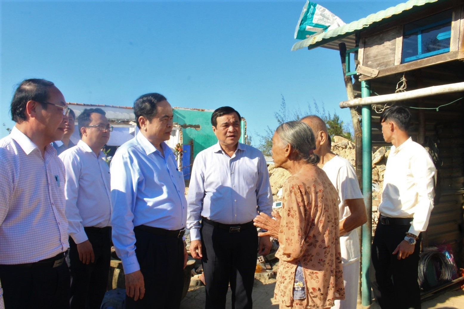Đoàn công tác của Ủy ban Trung ương MTTQ Việt Nam đến thăm gia đình ông Tăng Văn Cự (trú tổ 5, thôn Phương Tân, xã Bình Nam) bị hư hỏng nhà do bão lũ. Ảnh: VINH ANH