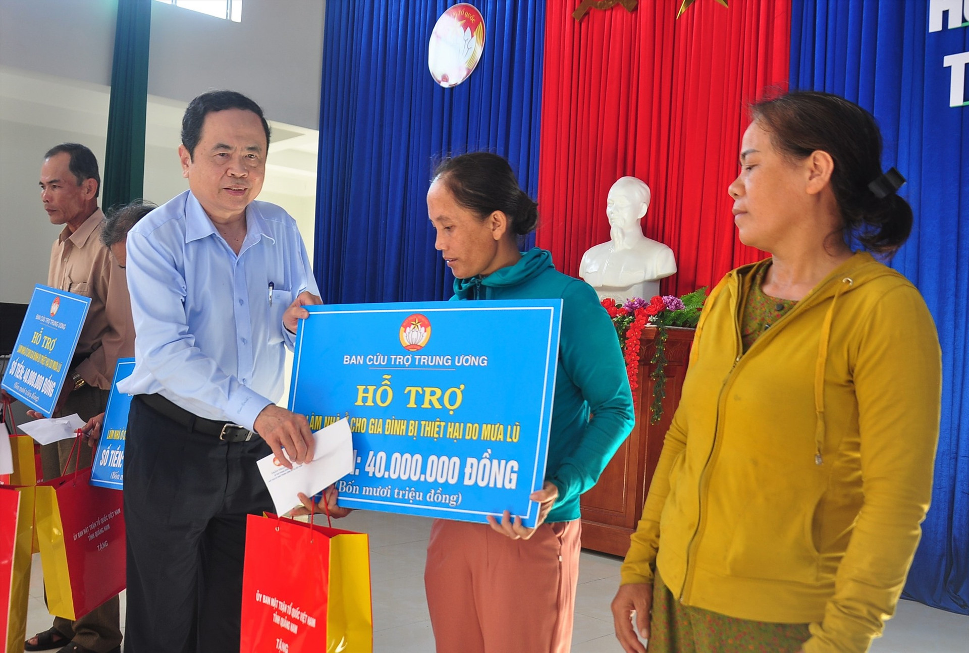 Đông chí Trần Thanh Mẫn trao kinh phí hỗ trợ xây dựng nhà cho người dân xã Bình Nam. Ảnh: VINH ANH
