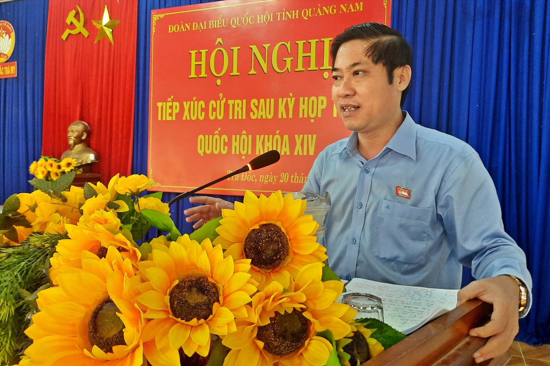 Đại biểu Quốc hội Phan Thái Bình trả lời các kiến nghị của cử tri miền núi. Ảnh: Đ.ĐẠO