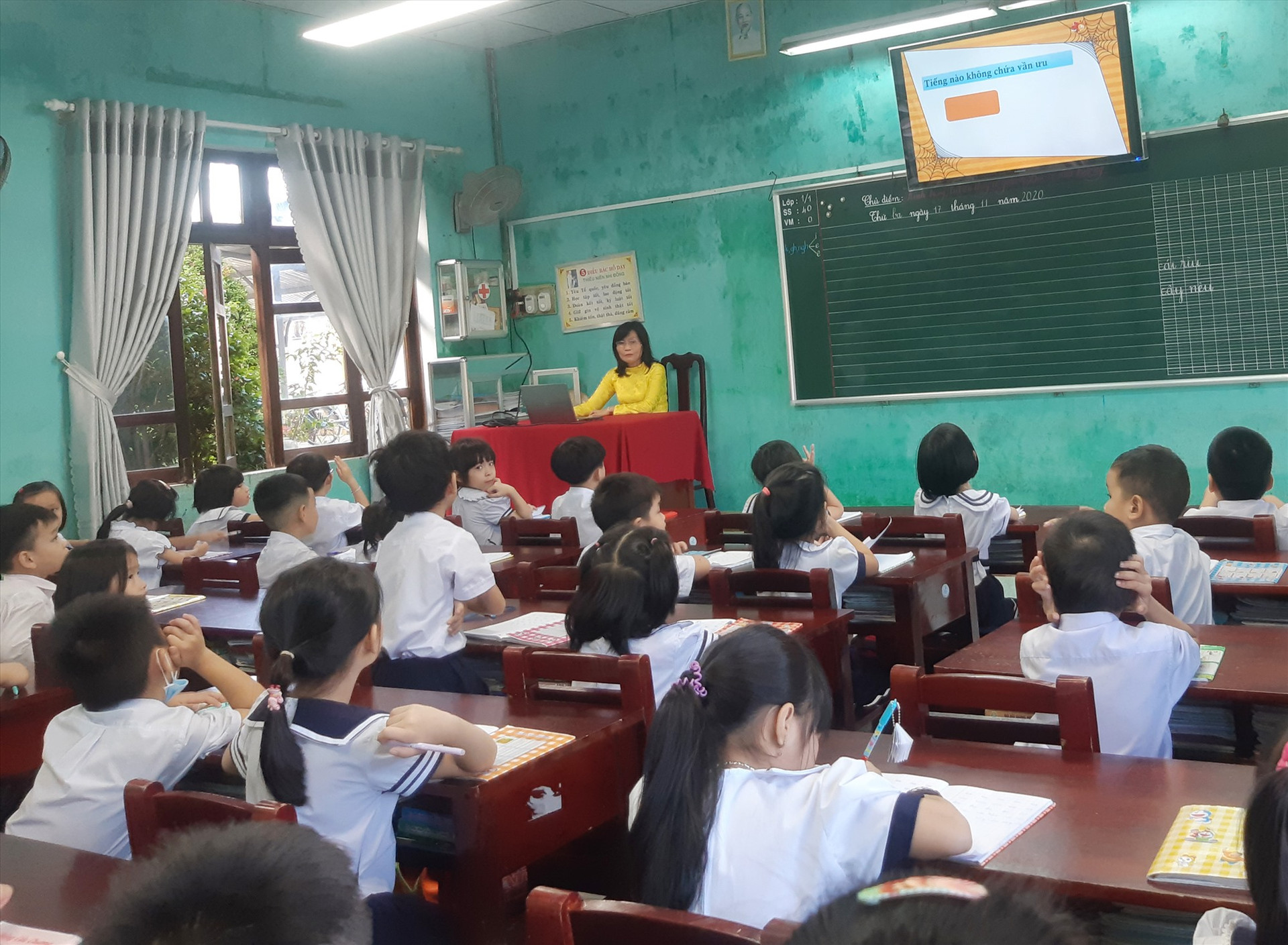 Hệ thống chiếu sáng lớp học thông minh tại Trường Tiểu học Sơn Phong, TP.Hội An. Ảnh: TRIÊU NHAN