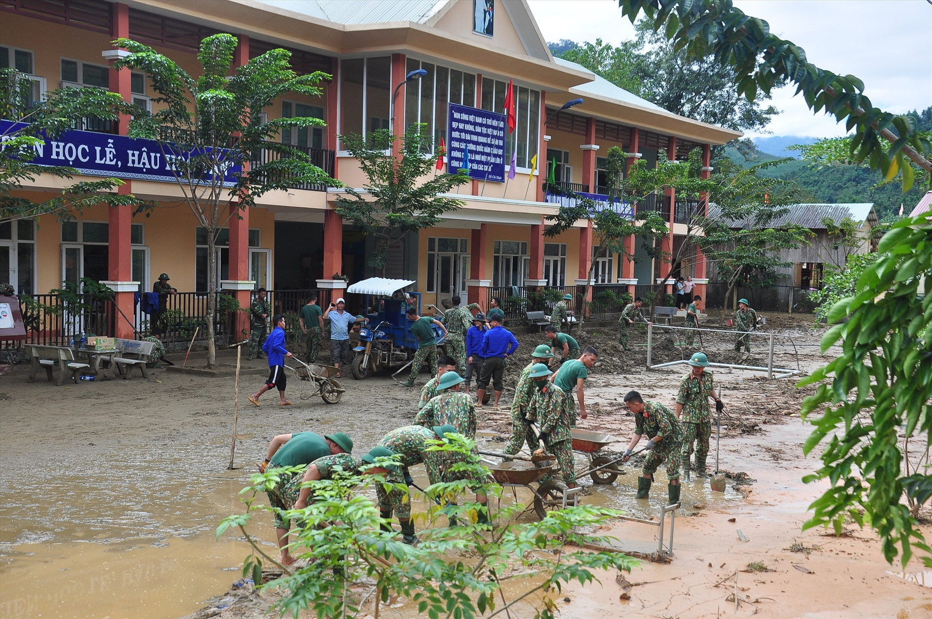 Thanh niên tình nguyện cùng cán bộ, chiến sĩ Sư đoàn 315 dọn vệ sinh giúp Trường Phổ thông dân tộc bán trú tiểu học Trà Leng.
