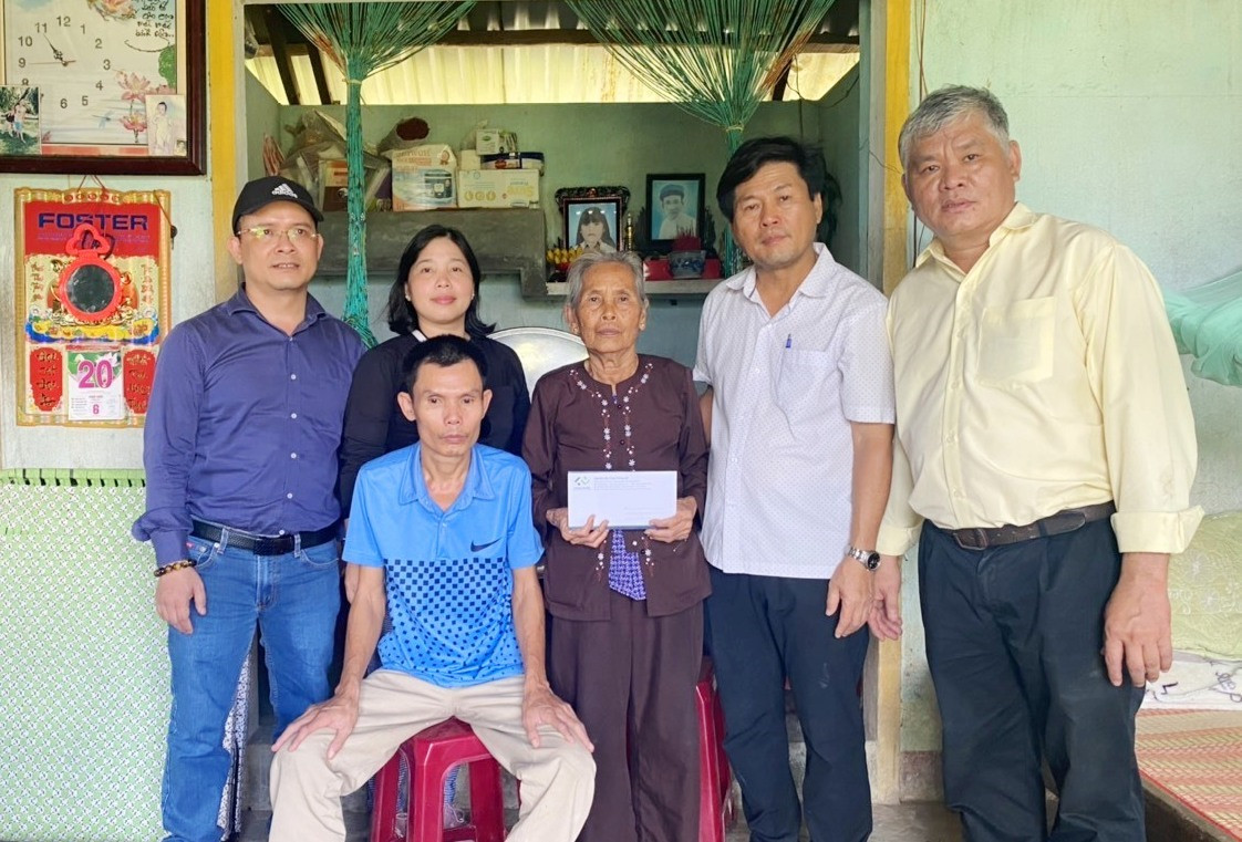 Đoàn bác sỹ Thiện nguyện Tp. Hồ Chí Minh cùng Hiệp hội kết cấu thép Thắng Lợi tặng quà cho các gia đình bị thiệt hại nặng tại Nông Sơn