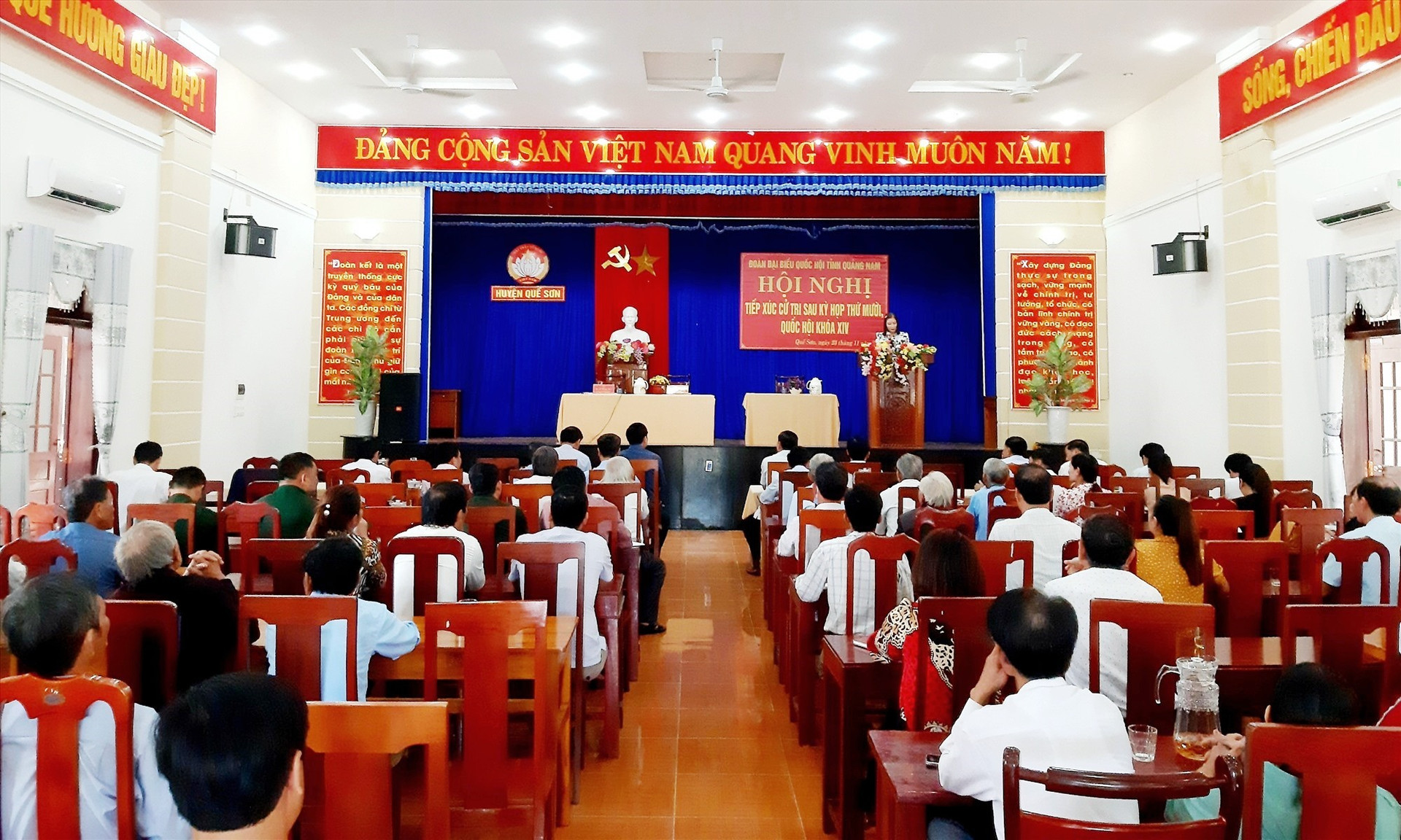 Quang cảnh buổi tiếp xúc cử tri huyện Quế Sơn sáng nay 23.11. Ảnh: VĂN SỰ