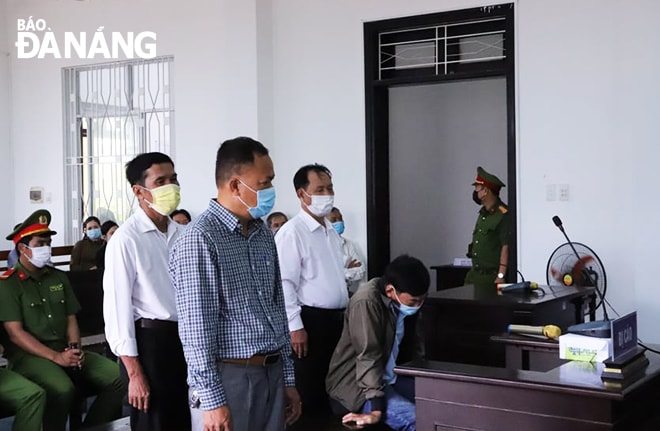 Các bị cáo tại phiên tòa sáng ngày 24-11. Ảnh: XUÂN DŨNG