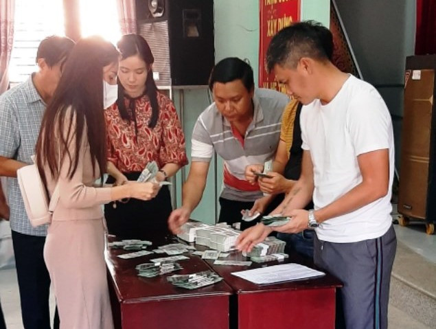 Vợ chồng ca sĩ Thủy Tiên trao quà tại huyện Đại Lộc. Ảnh: NHAN DUY