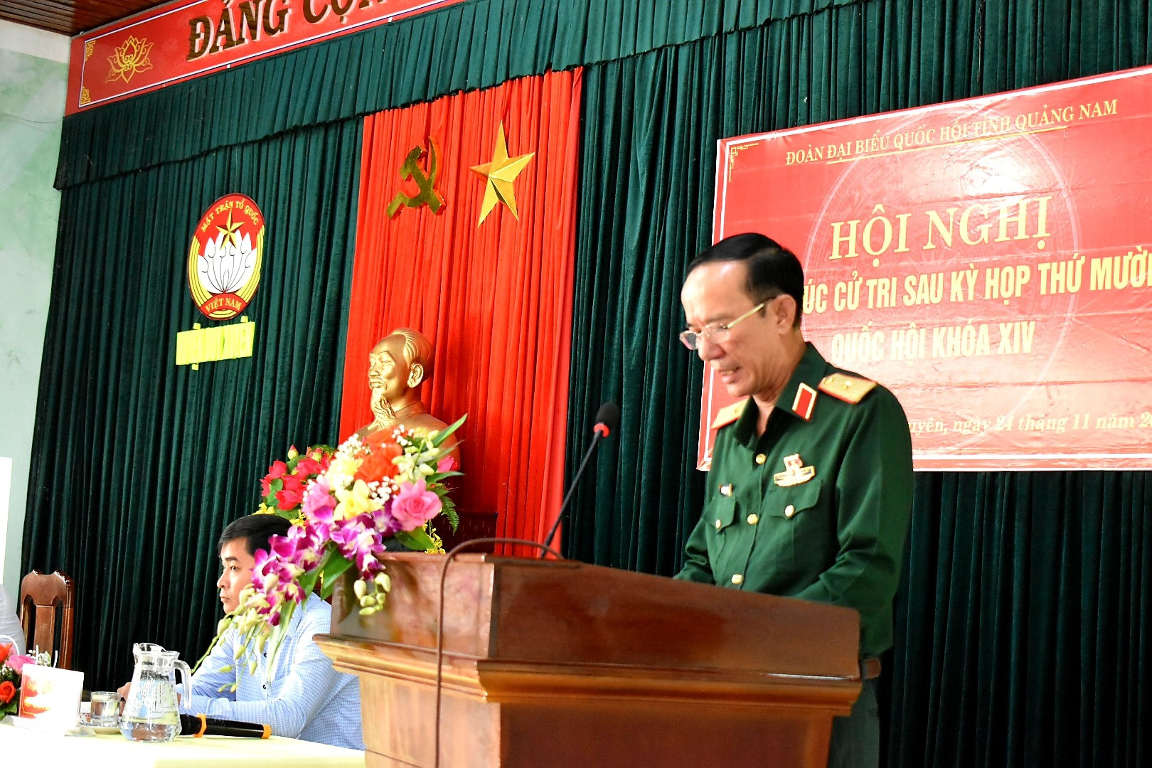 Thiếu tướng Nguyễn Đình Tiến thông tin đến cử tri Duy Xuyên những nội dung quan trọng của Kỳ họp thứ 10, Quốc hội khóa XIV.  Ảnh: VĂN SỰ