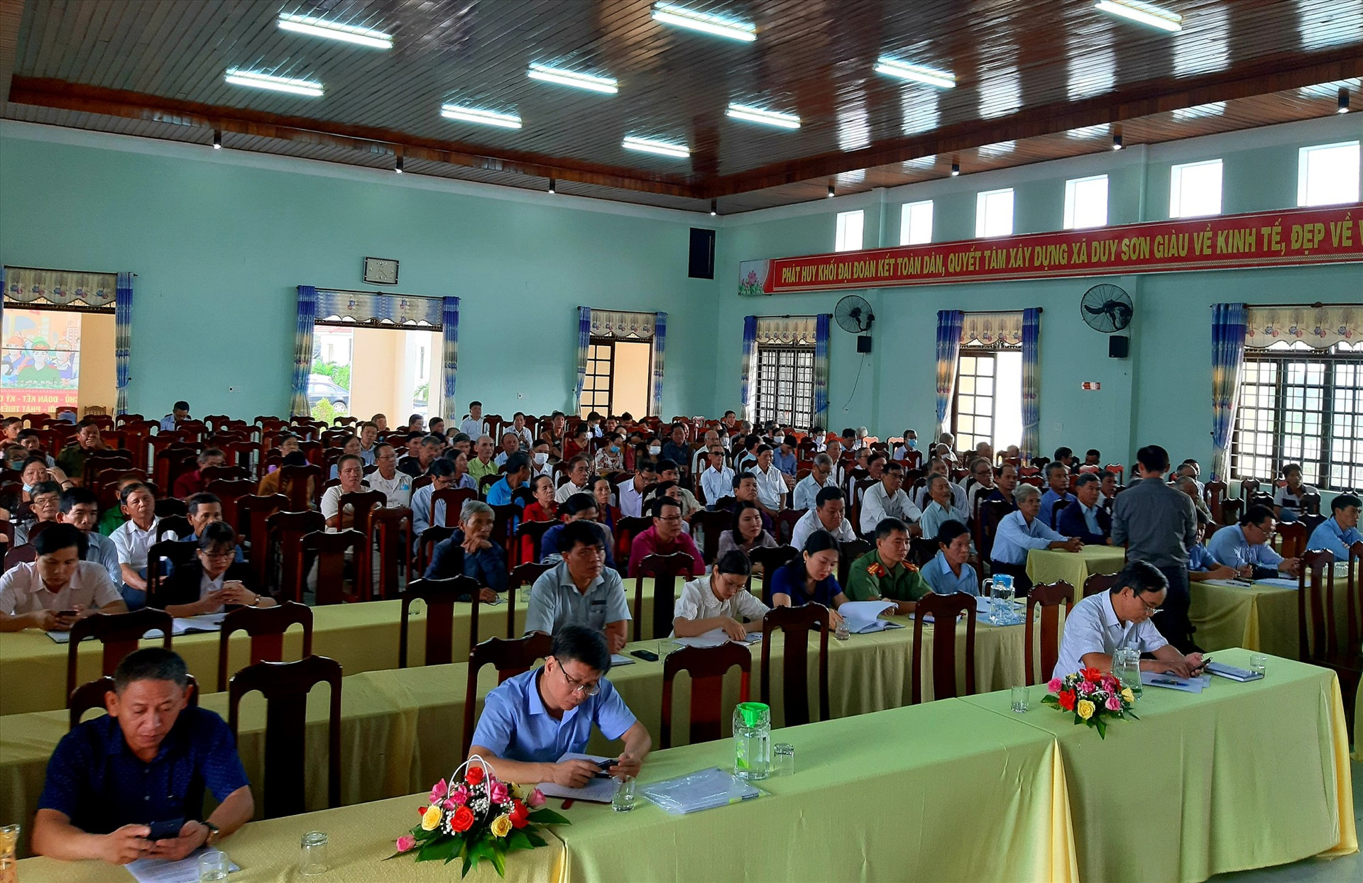 Đông đảo cử tri ở 3 xã Duy Trung, Duy Sơn, Duy Trinh (Duy Xuyên) tham gia buổi tiếp xúc với các ĐBQH tỉnh.   Ảnh: VĂN SỰ