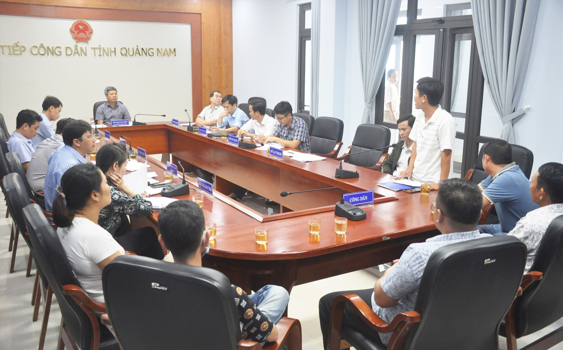 Phó Chủ tịch UBND tỉnh Hồ Quang Bửu tiếp các hộ mua đất nền dự án An Cư 1 của chủ đầu tư Bách Đạt An sáng nay 24.11. Ảnh: N.Đ