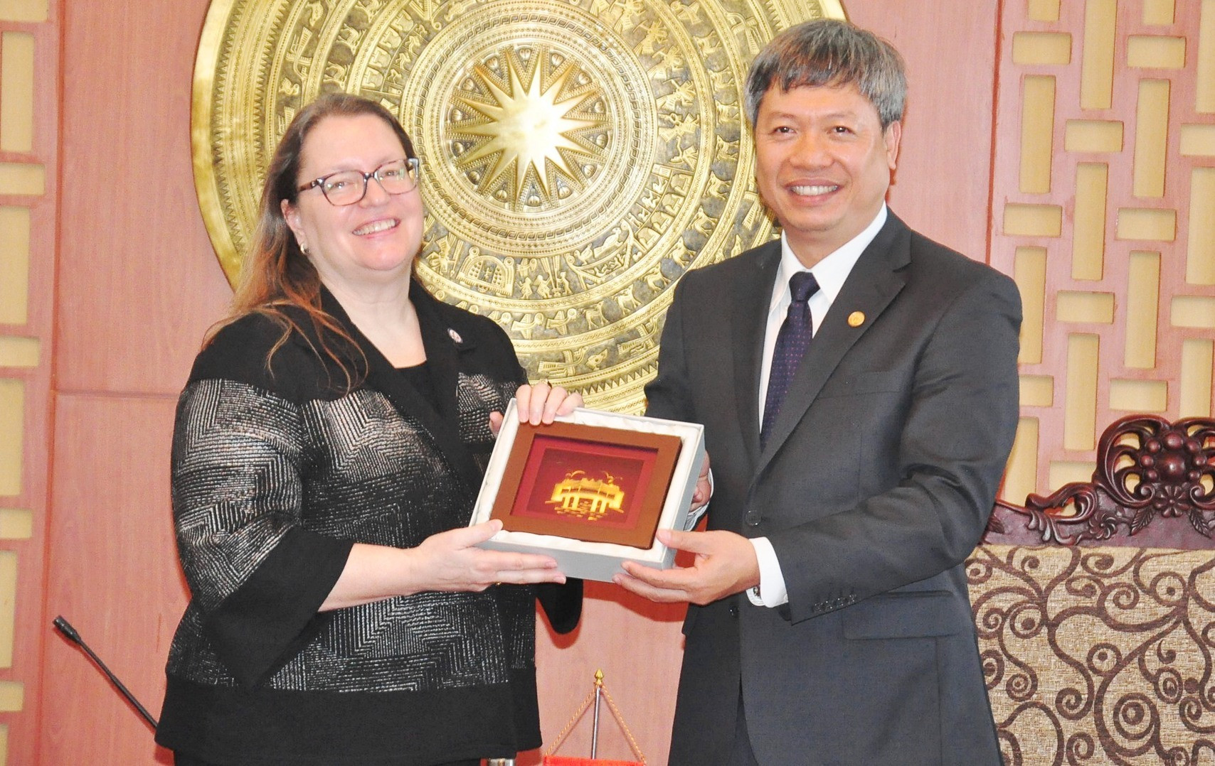 Phó Chủ tịch UBND tỉnh Hồ Quang Bửu tặng quà cho bà Mair C.Damour - Tổng lãnh sự quán Hoa Kỳ