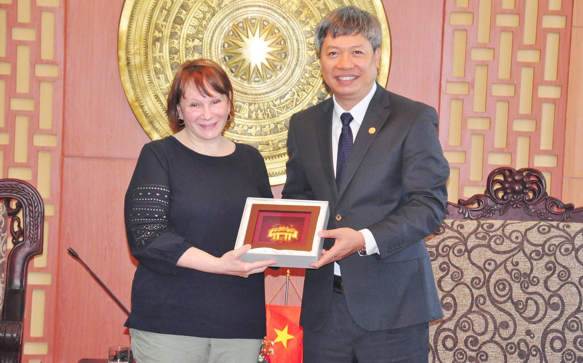 Phó Chủ tịch UBND tỉnh Hồ Quang Bửu tặng quà cho bà Ann Marie Yastishock - Giám đốc USAID tại Việt Nam. Ảnh: VINH ANH