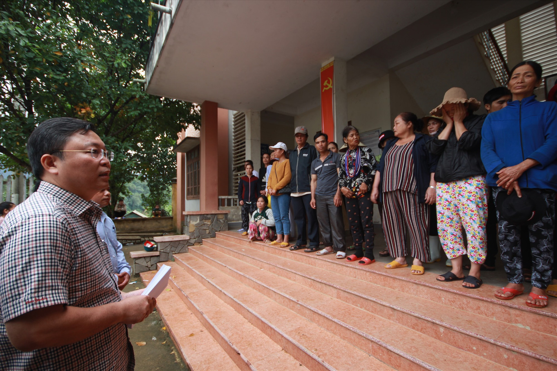 Chủ tịch UBND tỉnh Lê Trí Thanh dành nhiều lời chia sẻ, động viên trước những mất mát của các hộ dân bị thiệt hại hoàn toàn nhà cửa ở xã Phước Thành. Ảnh: T.C
