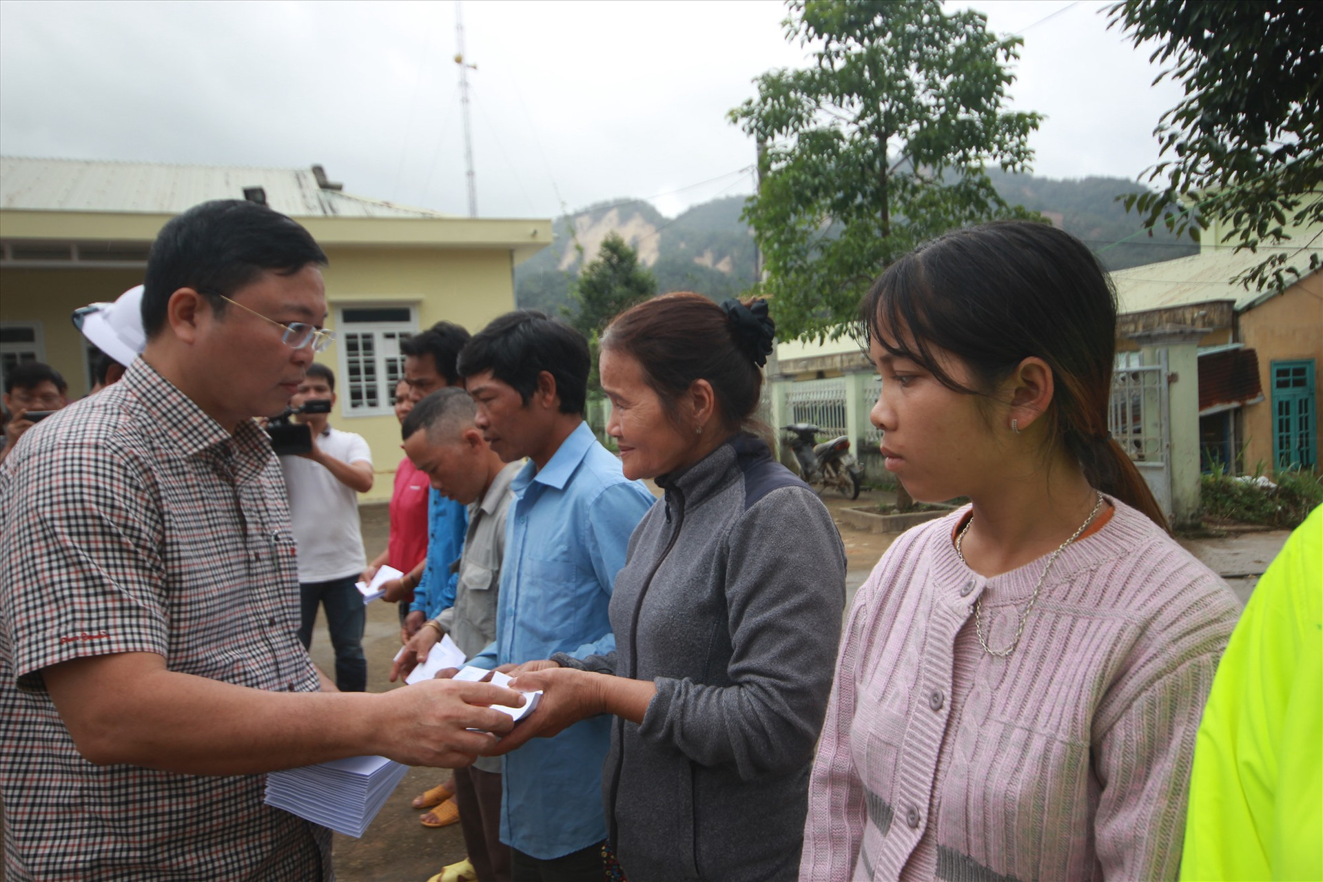 Tặng quà cho các hộ gia đình bị thiệt hại do bão lũ ở xã Phước Lộc. Ảnh: T.C