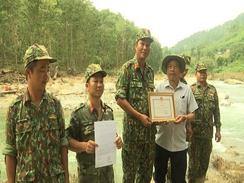Lãnh đạo huyện Nam Trà My trao quyết định khen thưởng cho Lữ đoàn 270.