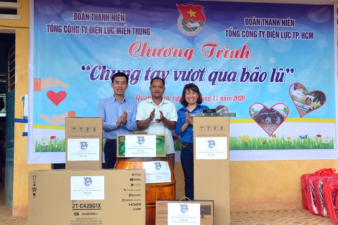 Đại diện lãnh đạo EVNCPC và EVNHCM trao tặng quà và bảng tượng trưng cho UBND xã A Xan, huyện Tây Giang.