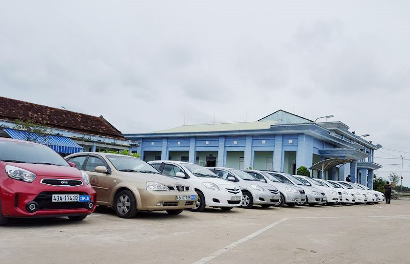 Trung tâm Đào tạo nghề GTVT Quảng Nam hiện có gần 80 ô tô con tập lái đời mới. Ảnh: N.T.B