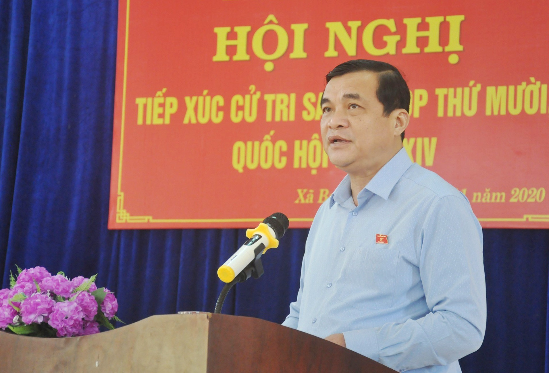 Đại biểu Quốc hội tỉnh Phan Việt Cường giải đáp đối với các kiến nghị được cử tri nêu ra. Ảnh: N.Đ