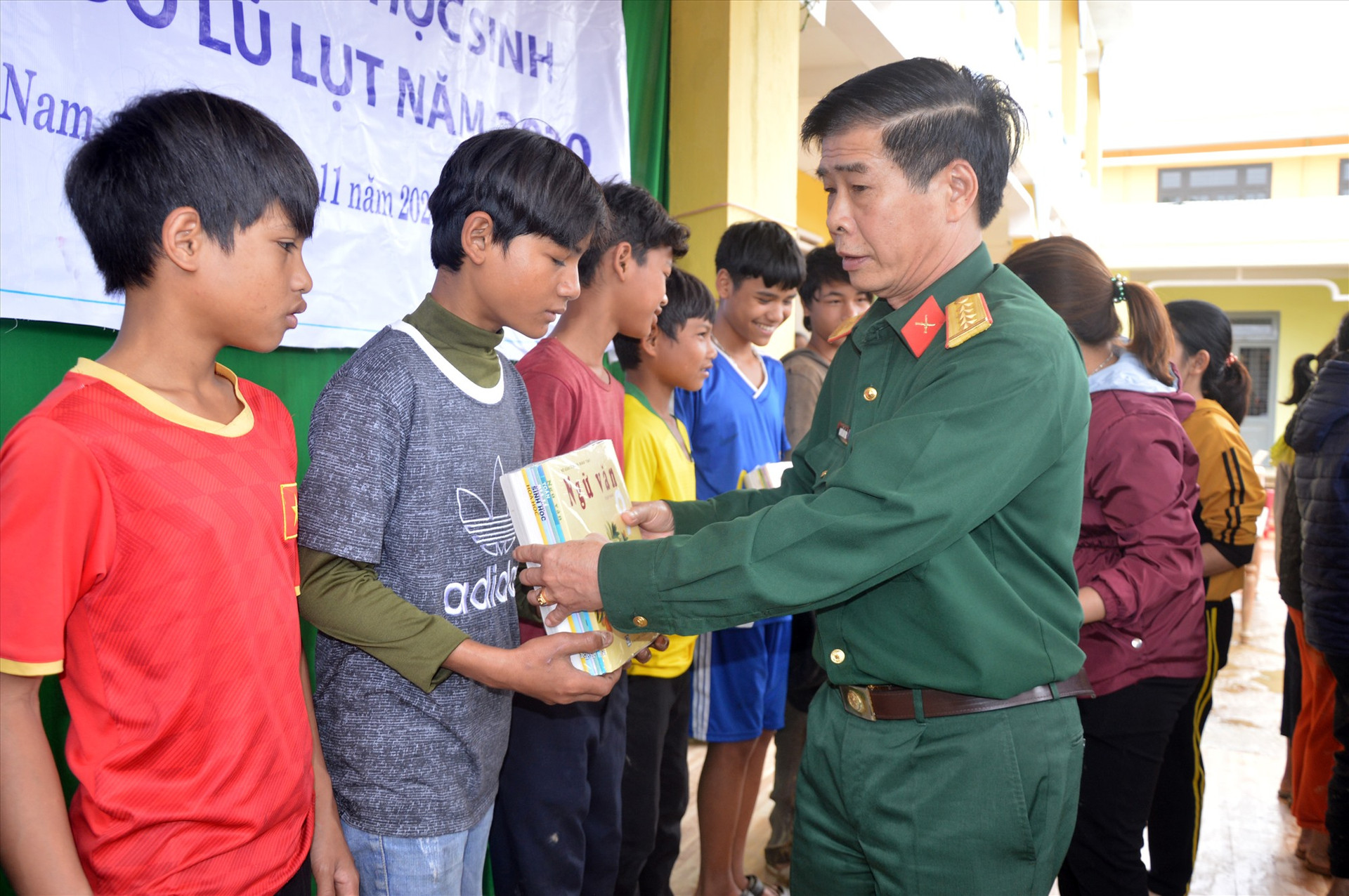 Đại tá Nguyễn Hữu Thức, Phó Chính ủy Bộ CHQS tỉnh trao tặng sách cho học sinh.