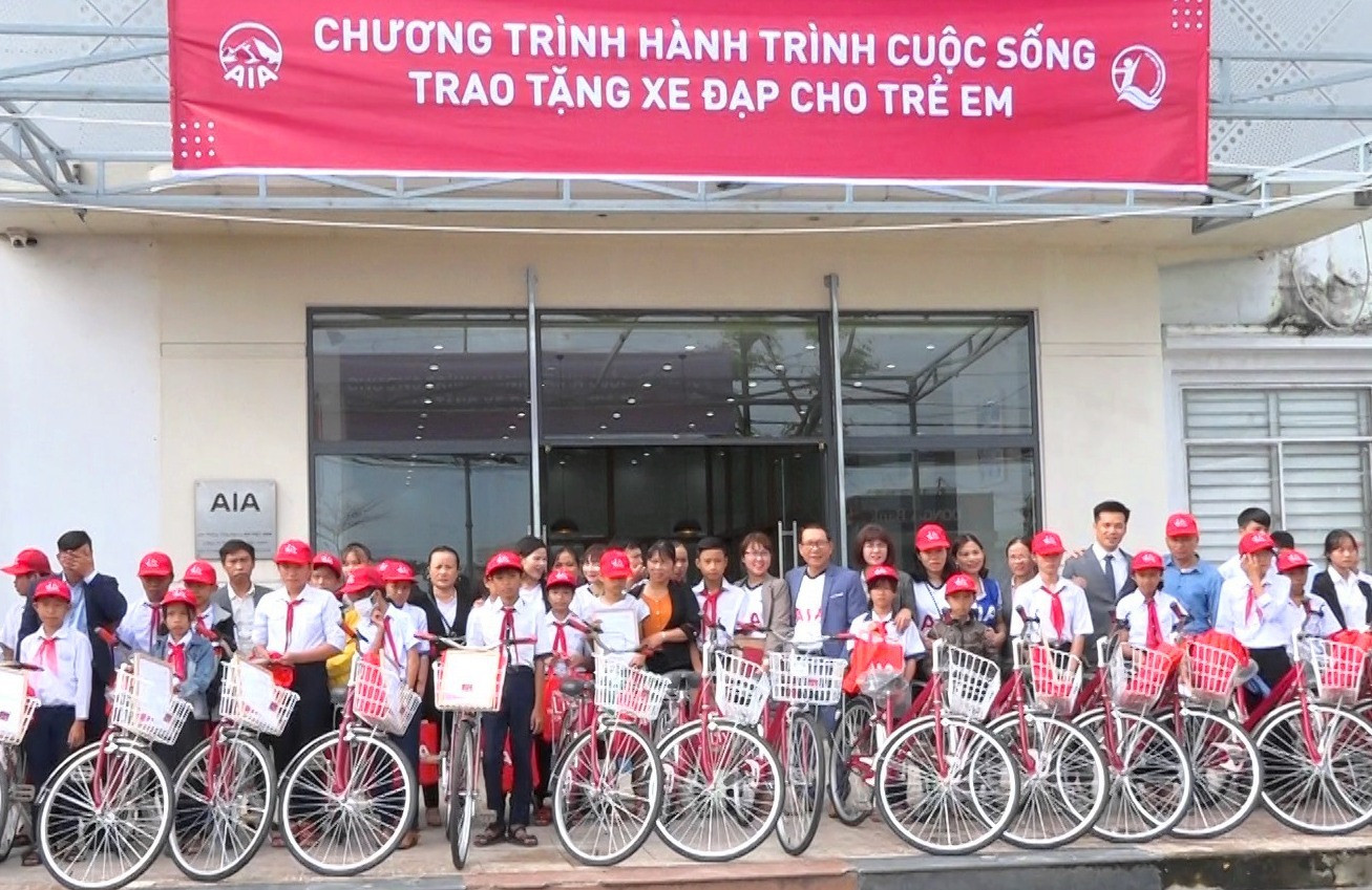 Chương trình “Hành trình cuộc sống” trao 40 xe đạp cho các em học sinh có hoàn cảnh khó khăn của huyện Thăng Bình. Ảnh: TÂN HẢI