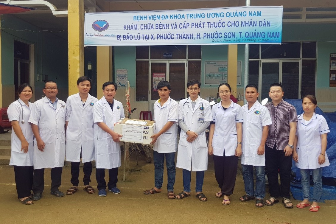 Bệnh viện Đa khoa Trung ương Quảng Nam trao tặng vật tư y tế cho Trạm y tế xã Phước Thành. Ảnh: Đ.HÙNG