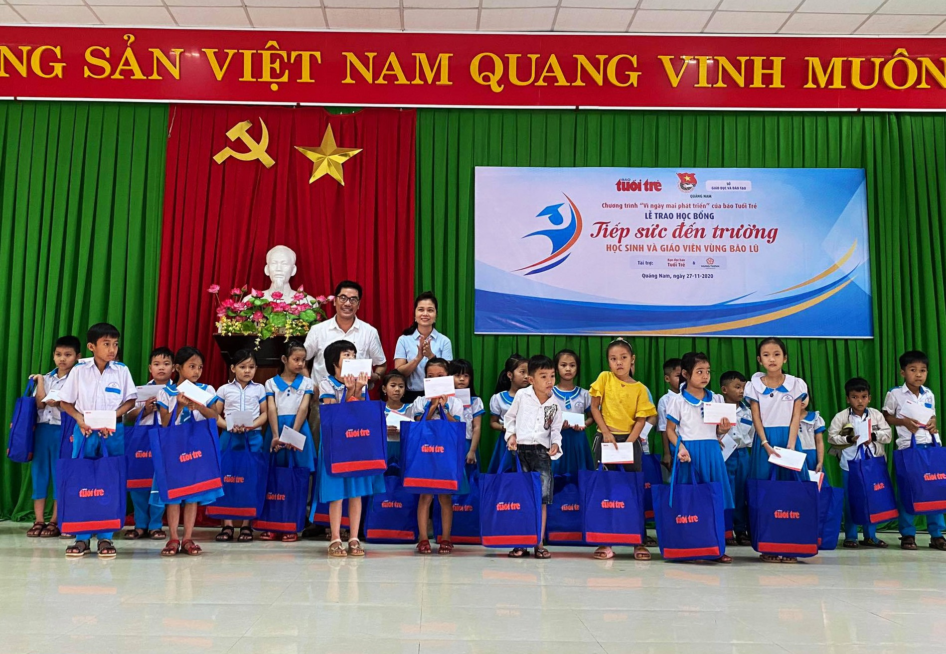 Chương trình trao học bổng “Tiếp sức đến trường cho học sinh và giáo viên vùng bão lũ” tại xã Tam Lãnh (huyện Phú Ninh). Ảnh: PHAN TUẤN