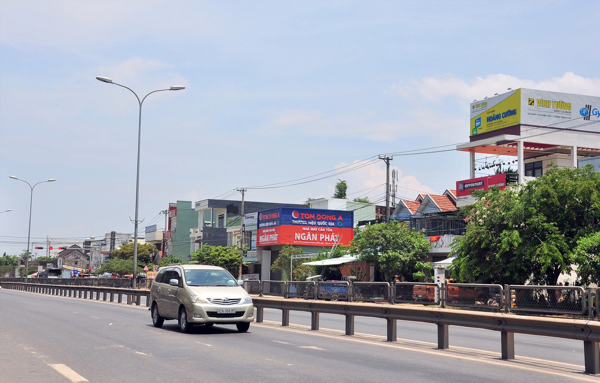 Huyện Phú Ninh khuyến khích các thành phần kinh tế mở rộng kinh doanh dọc trục quốc lộ, tỉnh lộ qua địa bàn. Ảnh: V.A