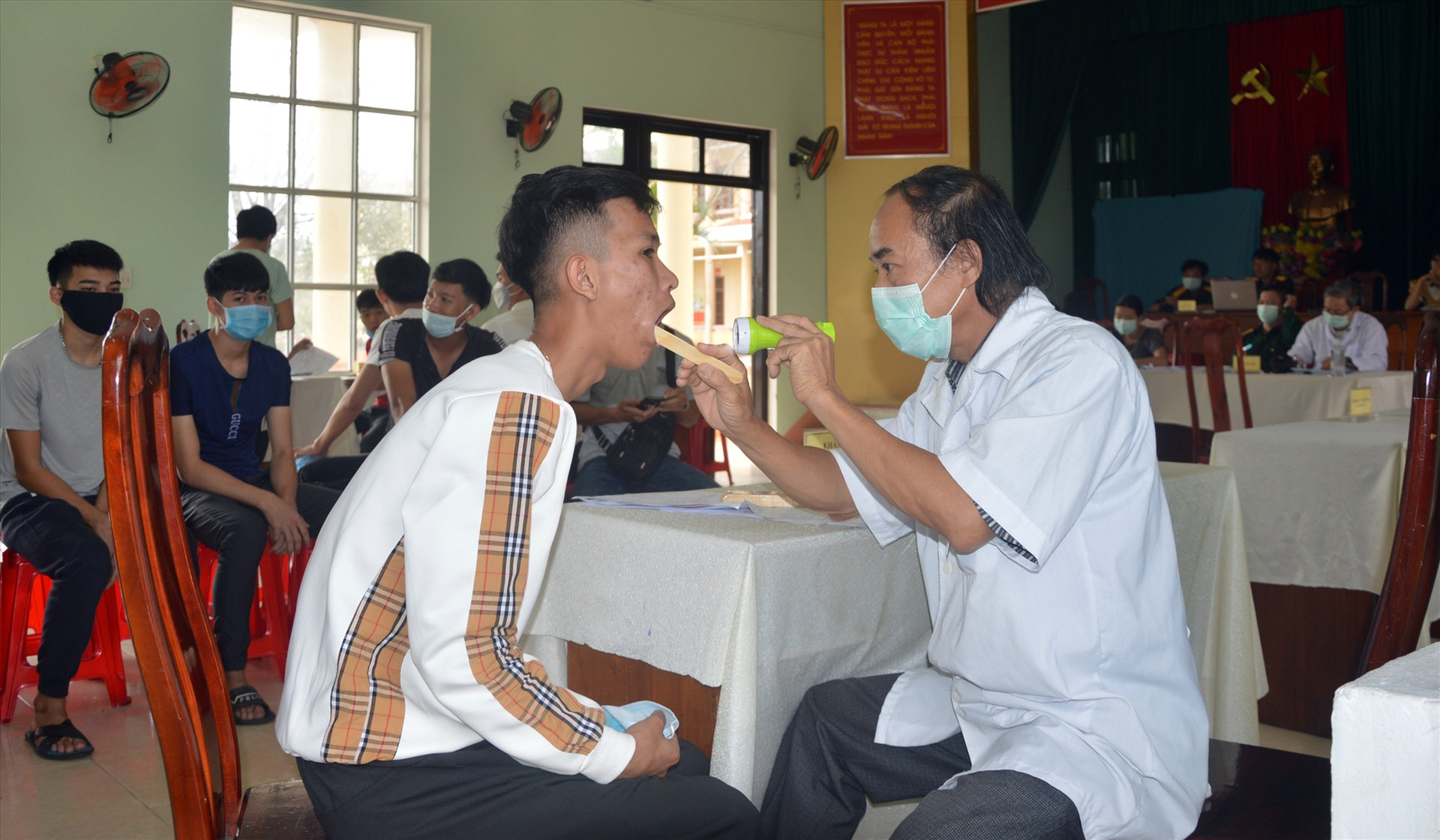 Phú Ninh triển khai công tác khám sức khỏe cho thanh niên trong độ tuổi nhập ngũ. Ảnh:DƯƠNG LÊ