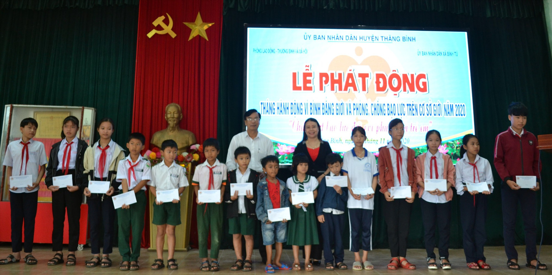Huyện Thăng Bình tặng 30 suất quà đến trẻ em trên địa bàn có hoàn cảnh khó khăn. Ảnh: Q.VIỆT