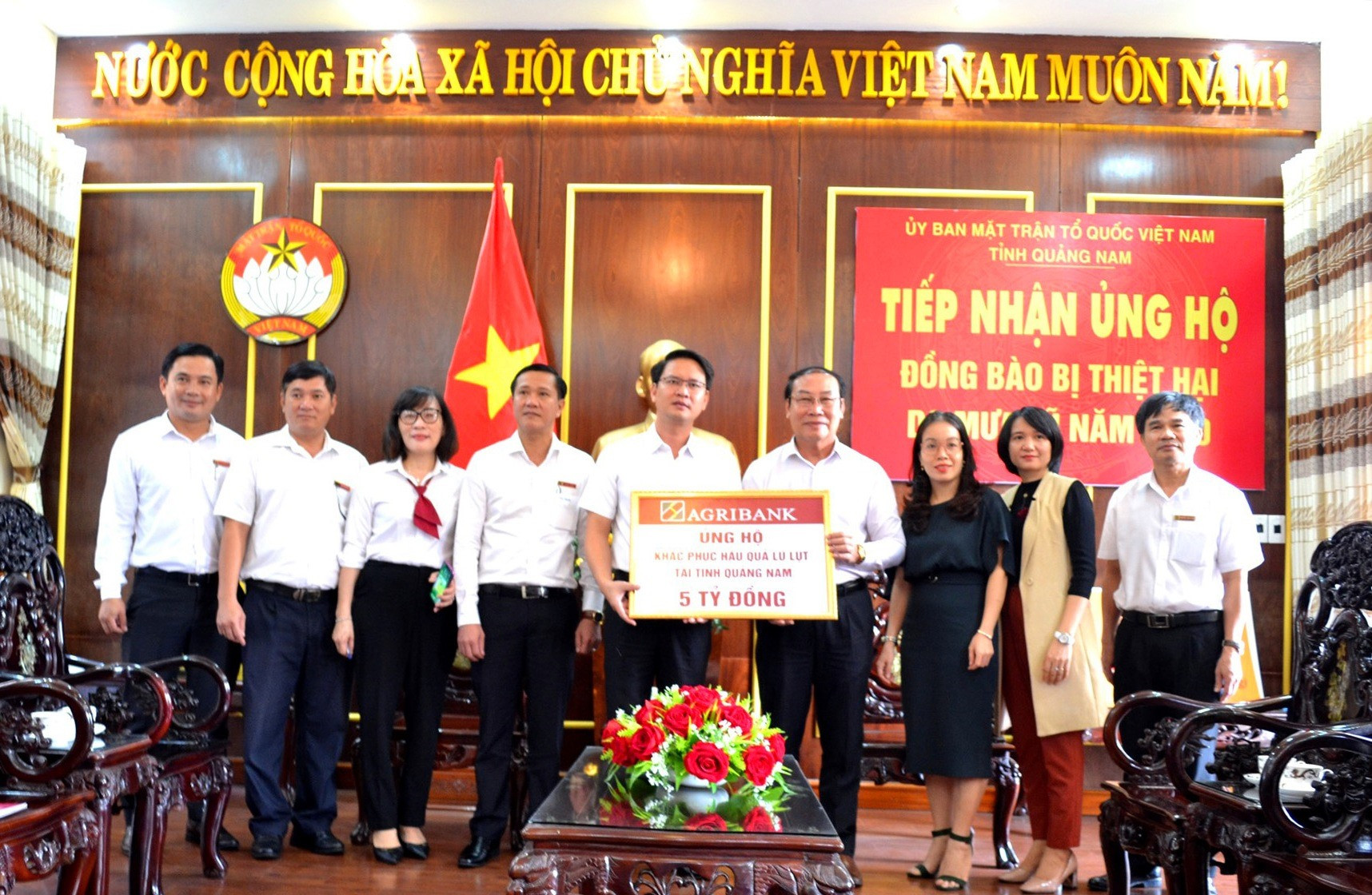 Ông Hà Thạch đã trao 5 tỷ đồng đến ông Võ Xuân Ca để hỗ trợ nhân dân Quảng Nam khắc phục hậu quả của bão lũ. Ảnh: VIỆT NGUYỄN