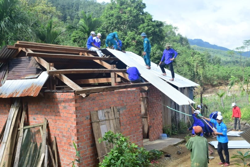 ĐVTN tham gia lợp lại mái nhà cho hộ gia đình bị thiệt hại sau bão. Ảnh: THÁI CƯỜNG