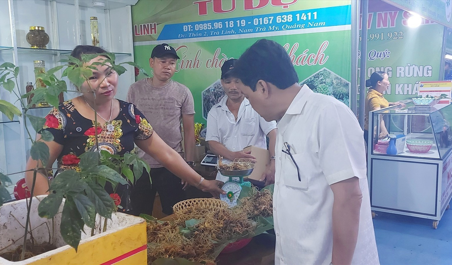Du khách đến tham quan, mua sắm tại Phiên chợ sâm Ngọc Linh và hàng nông sản đặc trưng miền núi