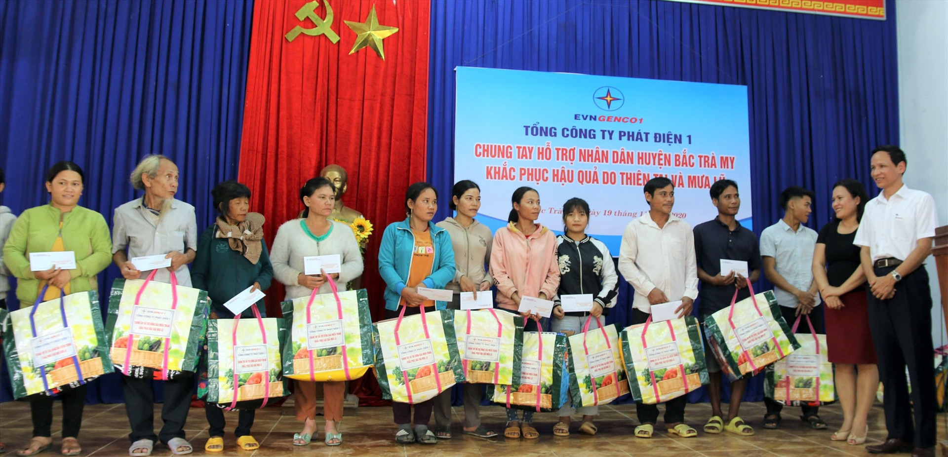 100 phần quà đã được trao tận tay người dân huyện Bắc Trà My.