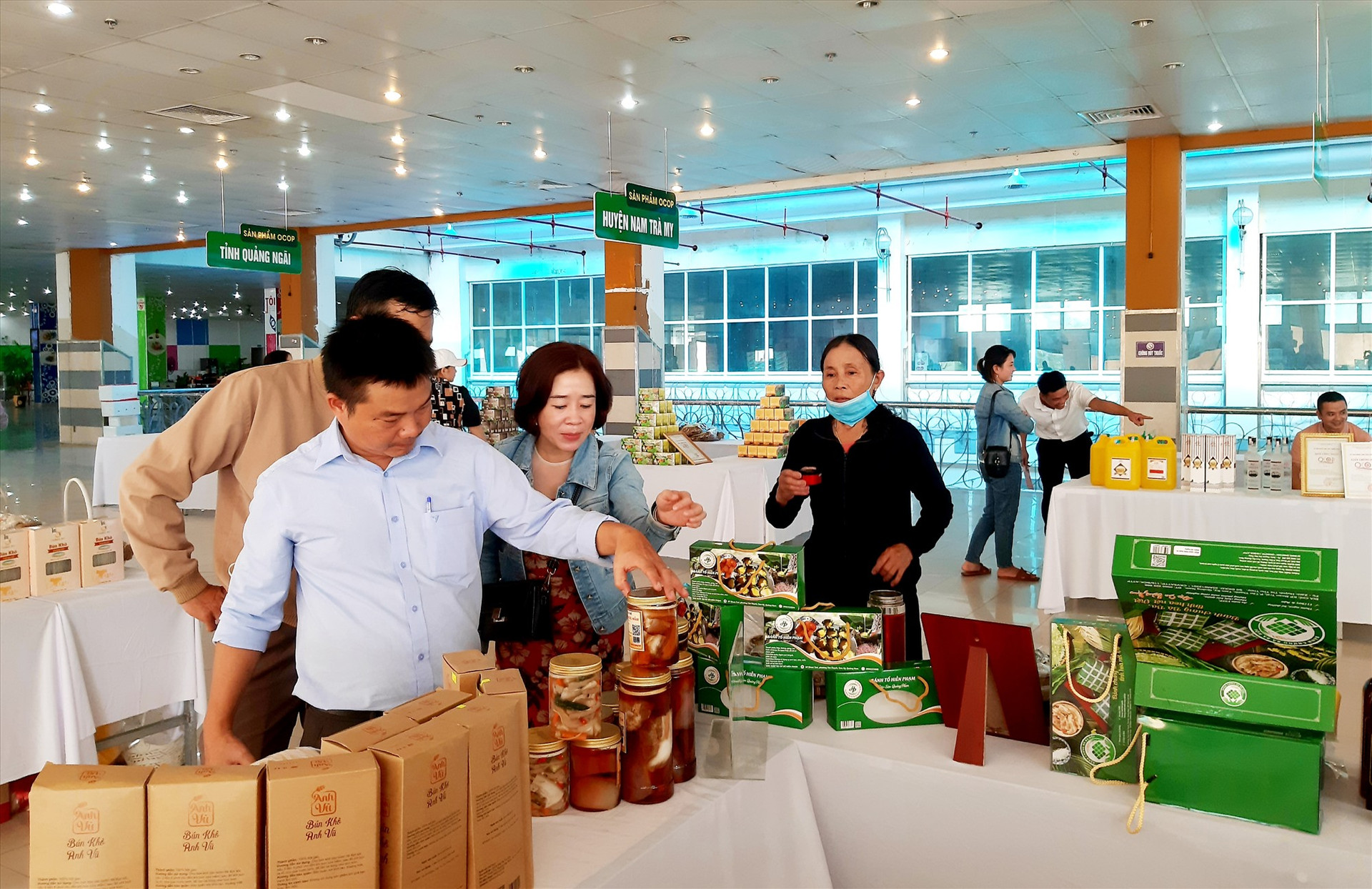 Người tiêu dùng tham quan và chọn mua các sản phẩm OCOP trưng bày tại siêu thị Co.opMart Tam Kỳ vào hôm qua 26.11. Ảnh: S.V