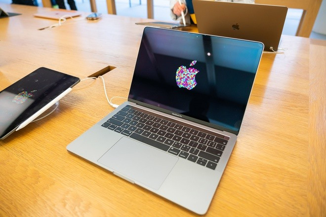 Ngoài iPad, MacBook cũng có thể được sản xuất tại Việt Nam. Ảnh: Bloomberg.
