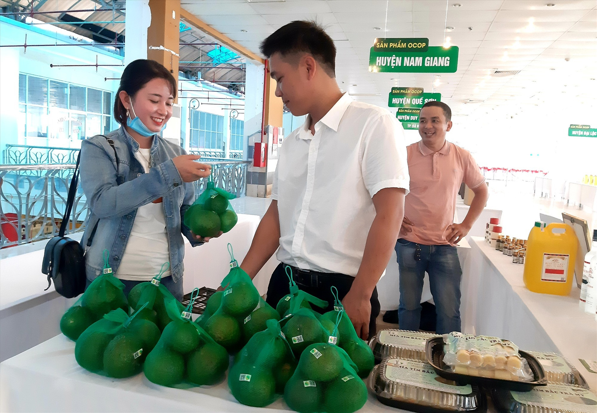 Hợp tác xã Nông nghiệp Trà Dương mong các đơn vị liên quan hỗ trợ đưa sản phẩm cam sành vào bày bán tại các siêu thị và những cửa hàng cung ứng trái cây ăn quả sạch. Ảnh: S.V