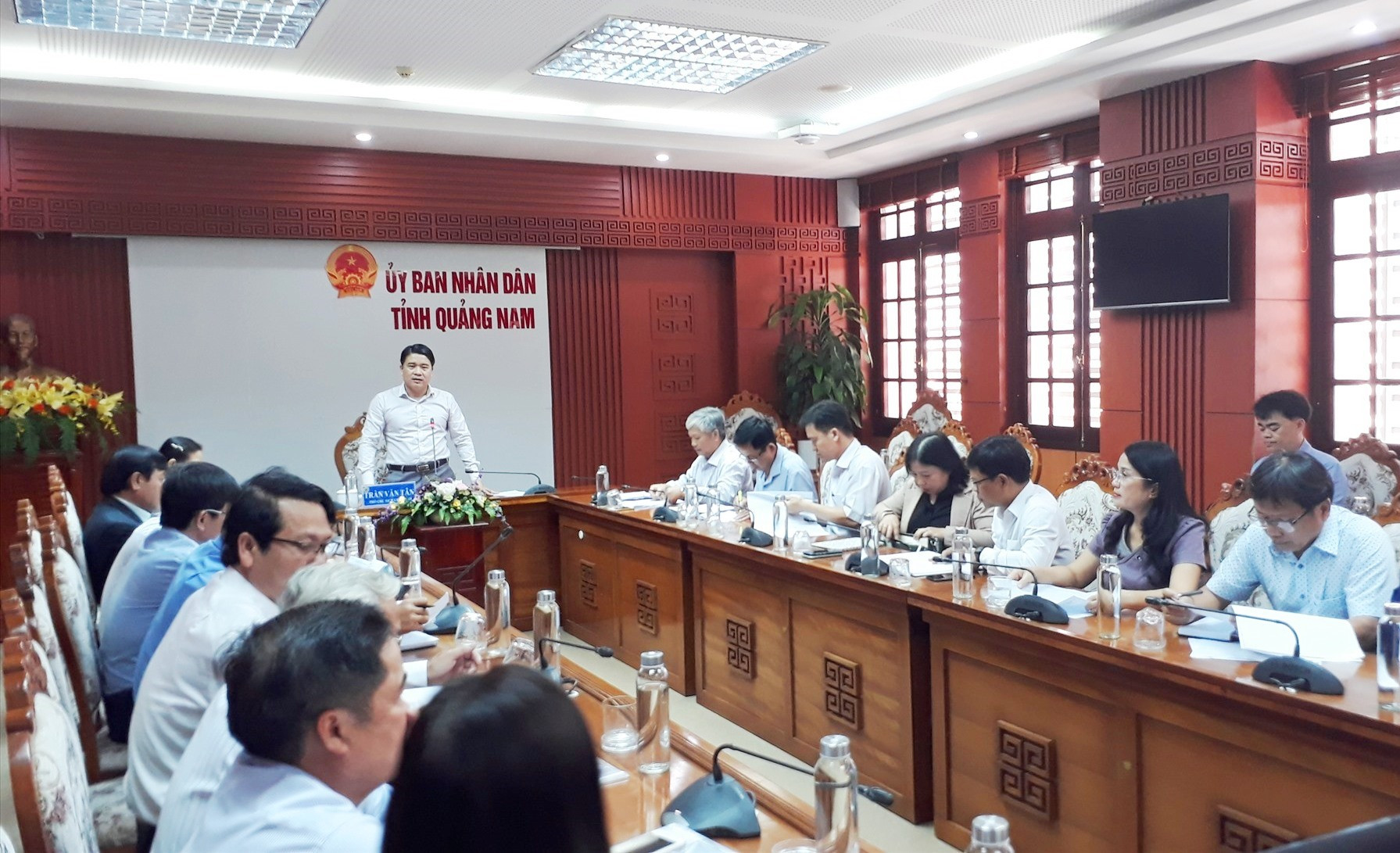 Phó Chủ tịch UBND tỉnh Trần Văn Tân đồng ý cho các địa phương hợp đồng giáo viên để giảng dạy. Ảnh: X.P