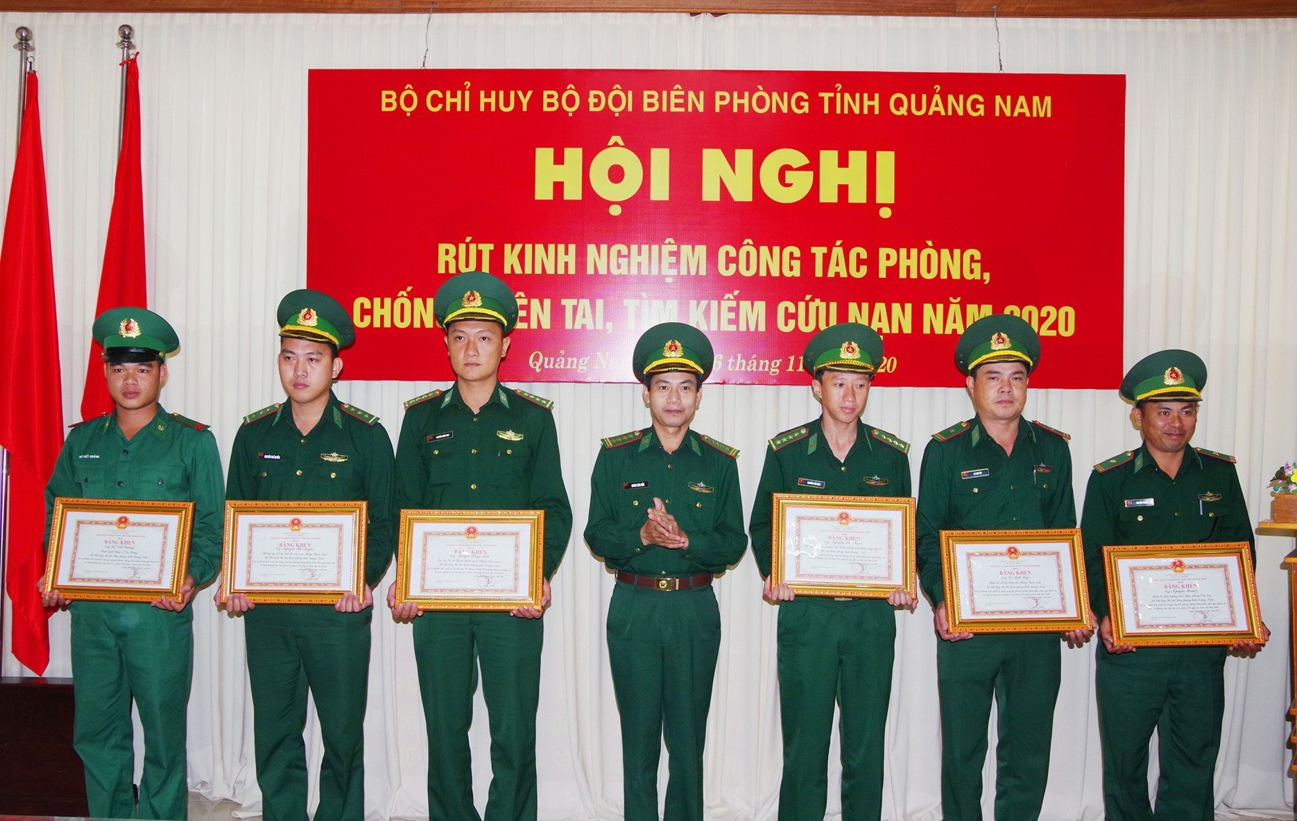 Đại tá Hoàng Văn Mẫn trao giấy khen cho các cá nhân có thành tích trong công tác phòng chống thiên tai, kiếm kiếm cứu nạn. Ảnh: H.C