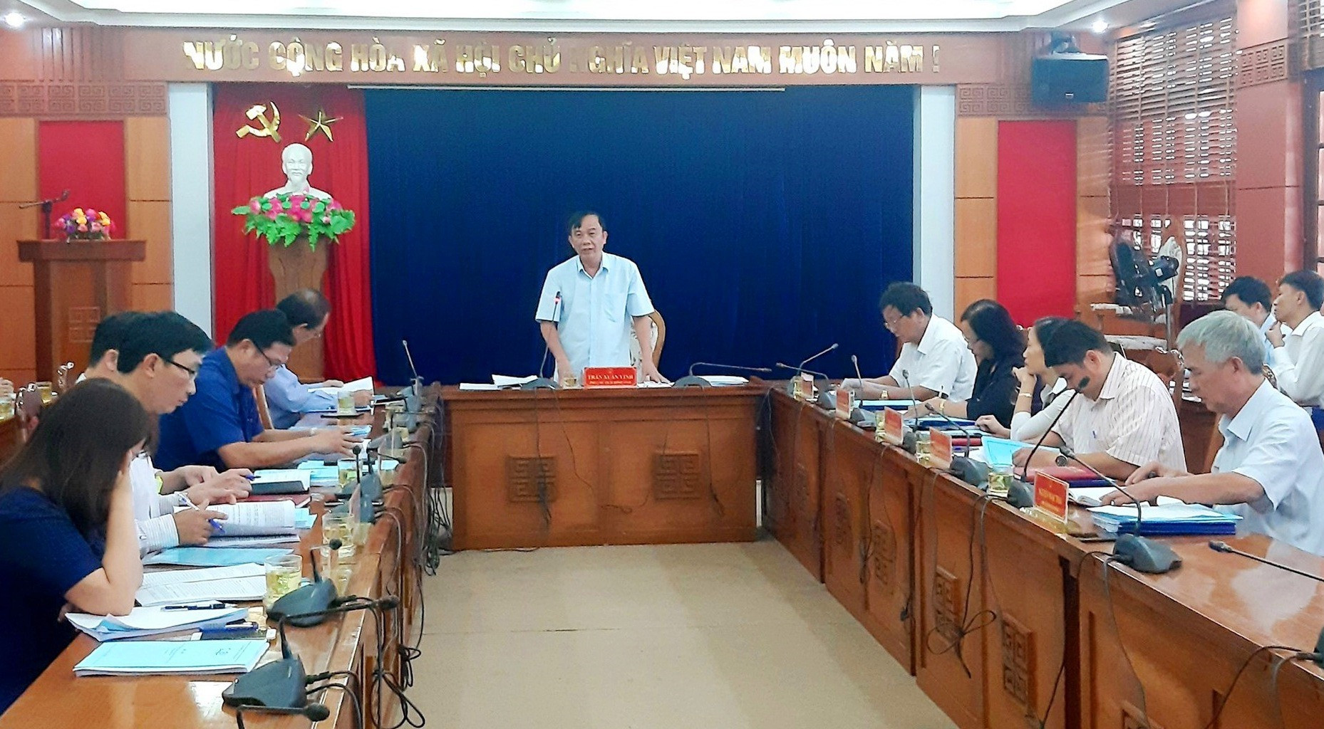 Phó Chủ tịch HĐND tỉnh Trần Xuân Vinh phát biểu tại cuộc làm việc với lãnh đạo Sở NN&PTNT vào chiều 27.11. Ảnh: VĂN SỰ