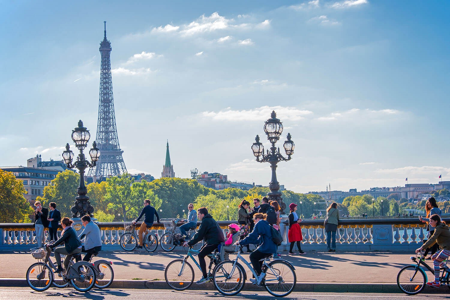 Thành phố Paris tráng lệ cũng là nơi nhiều người ưa chuộng sử dụng xe đạp cho việc đi lại. Ảnh: wanderlustcrew