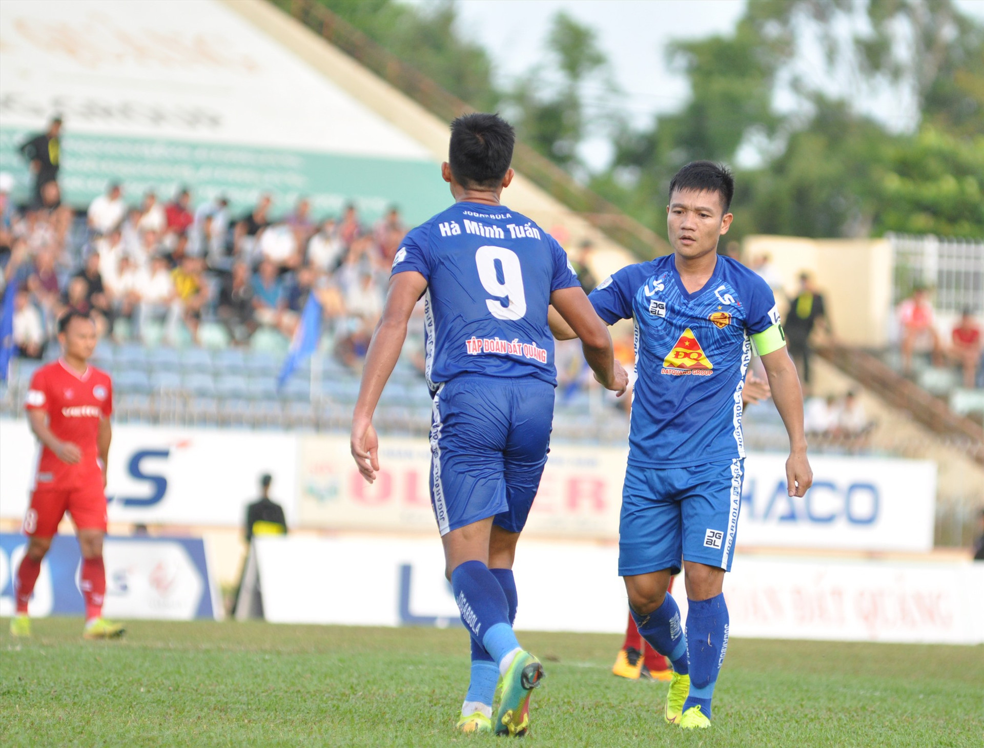 Thanh Trung, Hà Minh Tuấn có trách nhiệm đưa Quảng Nam trở lại V-League mùa giải 2021. Ảnh: T.V